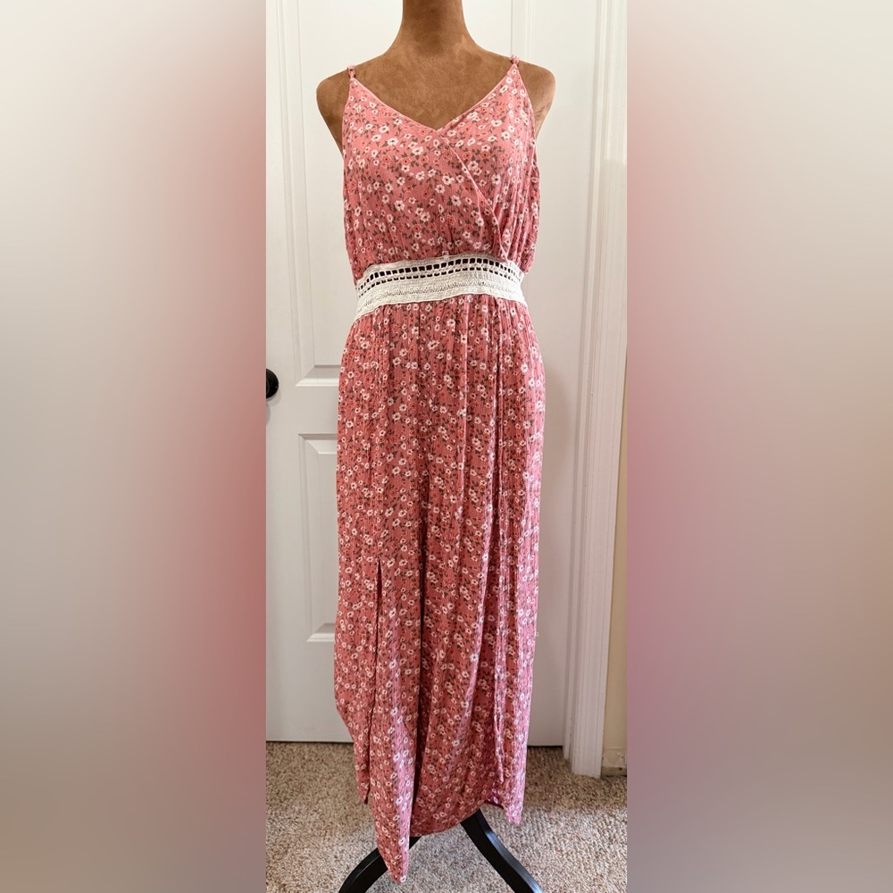 Streetwear Society Dusty Rose and Lace Floral Sleeveless Billowy Jumper